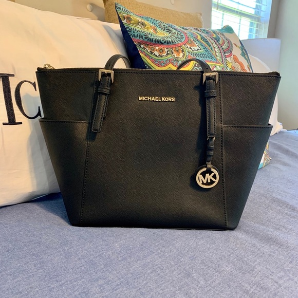 Michael Kors Handbags - Michael Kors Jet Set Handbag EUC
